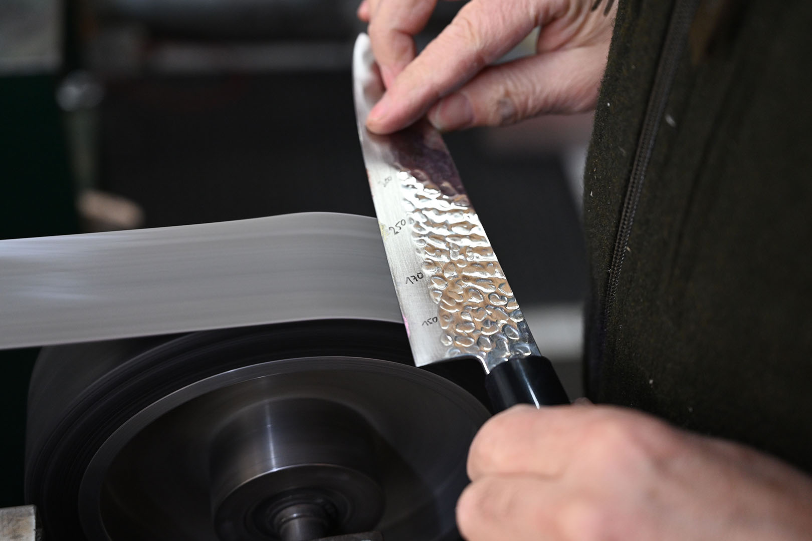 Schärfen am Bandschleifer mit Trizact Band